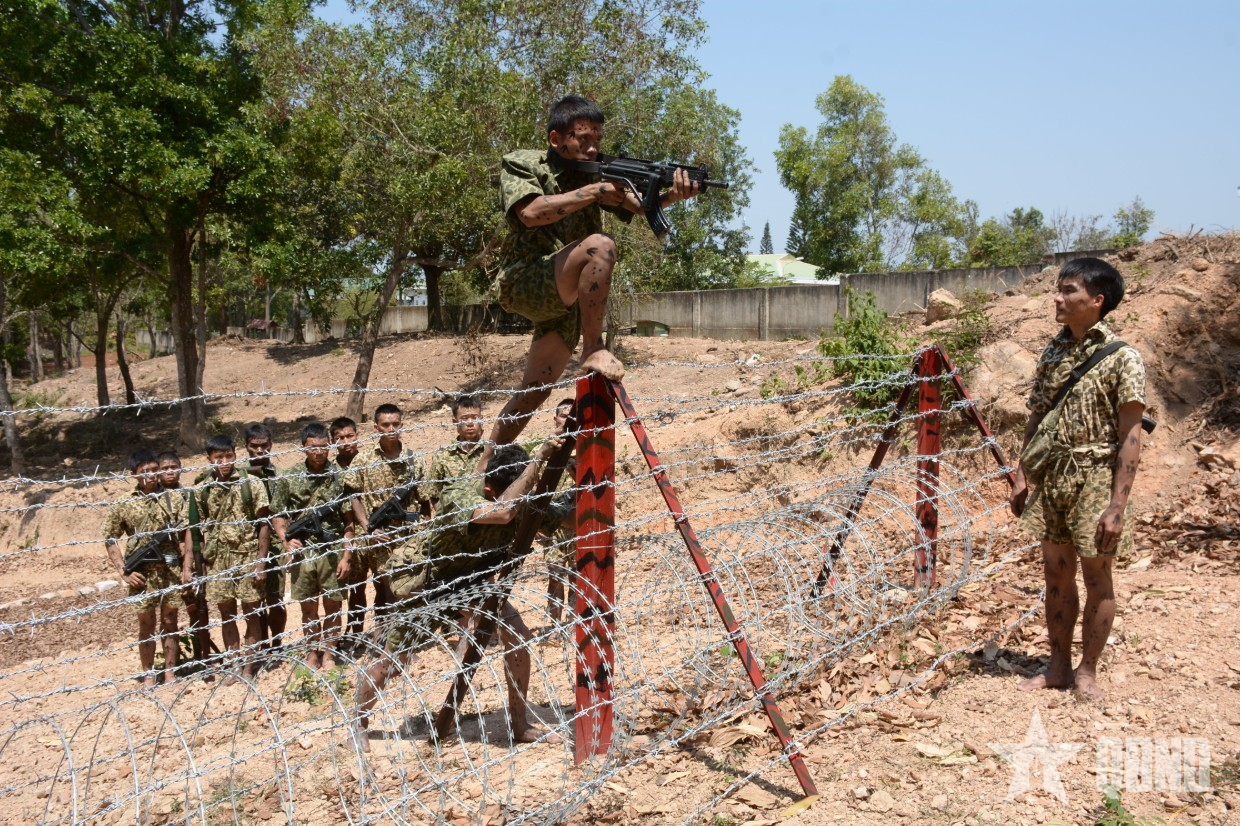 Bộ đội Đặc công trên thao trường nắng cháy